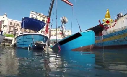 Affonda peschereccio a Palermo, la bonifica dei pompieri
