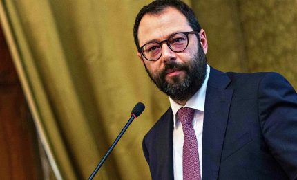 Incendi in Sicilia, le chiacchiere del Ministro grillino (e nordista) Patuanelli sbarcato a Palermo per fare passerella con i sindaci