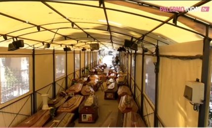 Palermo, Selvaggia Lucarelli tra le bare accatastate al cimitero dei Rotoli. Che succederà, adesso? Nulla...