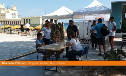 Vaccini in spiaggia a Mondello, alta adesione dei palermitani