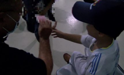 Poliziotti a Fiumicino intrattengono i bambini afghani