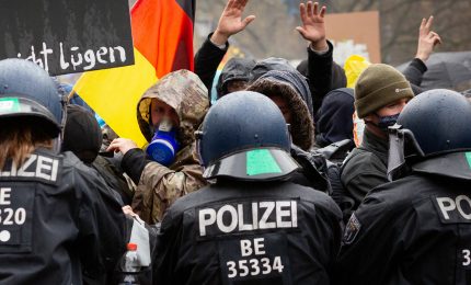 Il grande silenzio sulle proteste anti-chiusure in Germania. Ma la Merkel ci crede nei vaccini anti-Covid?