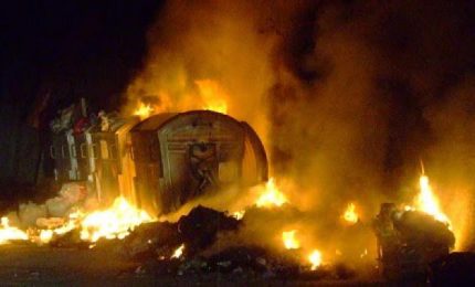 Incredibile a Palermo: discarica in via Oreto va a fuoco danneggiando 4 auto e un'abitazione. La rabbia della famiglia ora fuori casa