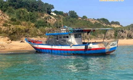 Sbarco di migranti 'fantasma' nell'Agrigentino. Mareamico denuncia: la barca abbandonata potrebbe inquinare (VIDEO)