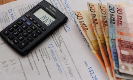 Aumenti delle bollette di luce e gas: i consigli per risparmiare