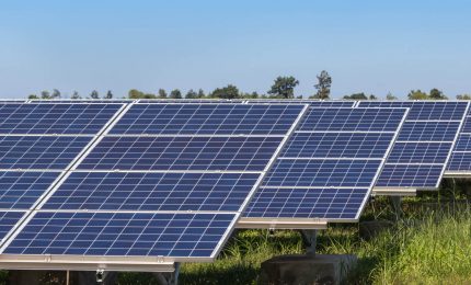 C'&egrave; un nesso tra incendi delle aree verdi e il grande affare degli impianti fotovoltaici? A nostro avviso, no/ SERALE