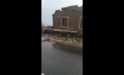 Tromba d'aria Pantelleria, case scoperchiate e auto sbalzate via