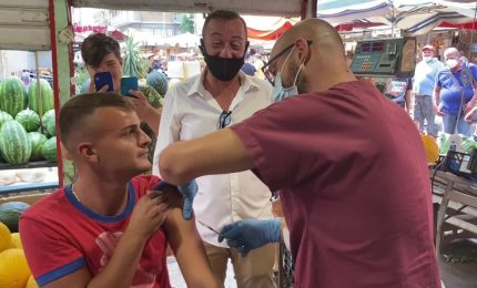 A Palermo vaccini tra le bancarelle di Ballarò
