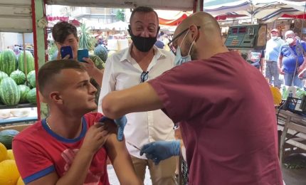 A Palermo vaccini tra le bancarelle di Ballar&ograve;