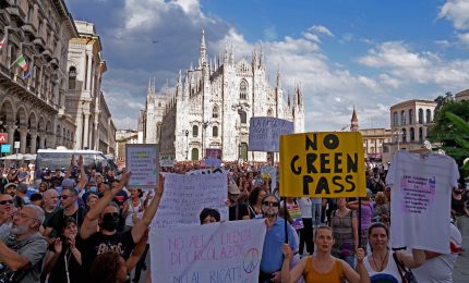 In tante citt&agrave; italiane manifestazioni popolari contro il Green pass (VIDEO di Byoblu)