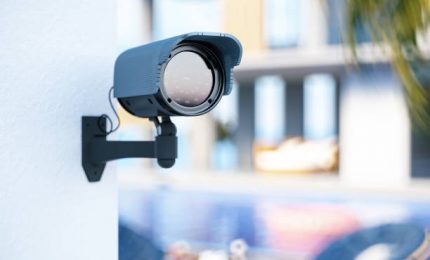 Tutti sorvegliati con milioni di telecamere nelle città italiane: parla il filosofo Pietro Ratto (video)