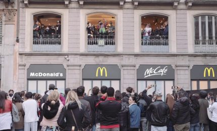 Milano, al McDonald's di piazza Duomo un concerto a sorpresa di Ghali