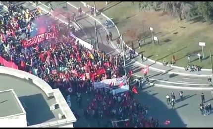 Le immagini dall&rsquo;alto della manifestazione di Roma contro il G20