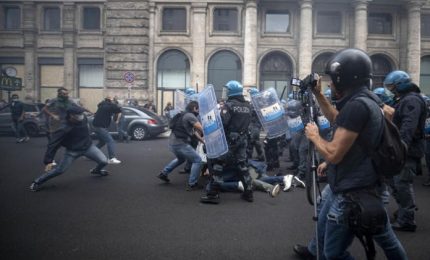 Attacco alla Cgil: non &egrave; che hanno 'infiltrato la piazza' per denigrare la manifestazione anti-Green pass e per sostenere Draghi e Cgil?
