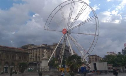 La ruota panoramica Aperol together we can nella Piazza principale di Palermo massacrata dagli appalti ferroviari