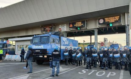 Le forze dell'ordine in tenuta antisommossa e con gli idranti contro i lavoratori portuali di Trieste