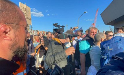 Paragone su Facebook: "Il Governo sta mandando la Polizia a Trieste". Sta finendo come ai tempi del Governo Tambroni?