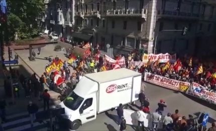 Sciopero Usb, corteo di protesta a Palazzo Isimbardi a Milano