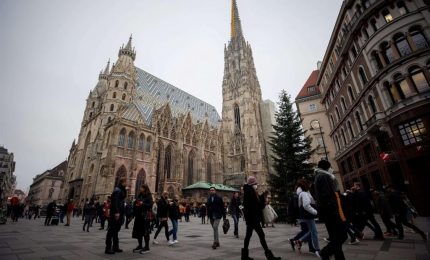 Covid: perch&eacute; l'Austria ha deciso di mettere in lockdown vaccinati e non vaccinati? In Italia la terza dose non doveva partire a Luglio?