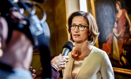 La Ministra di Forza Italia Gelmini in barba allo Statuto siciliano blocca l'aumento delle retribuzioni dei dipendenti della Regione