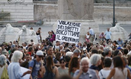 Le manifestazioni popolari No Green pass in tante citt&agrave; d'Italia travolgono il Governo Draghi