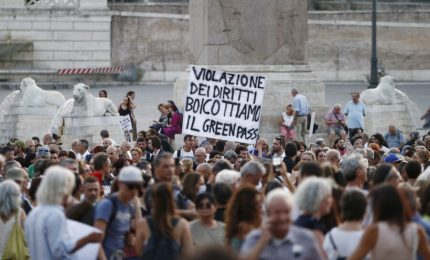 Le manifestazioni popolari No Green pass in tante città d'Italia travolgono il Governo Draghi