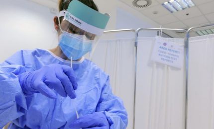 Covid, in una settimana picco contagi e pi&ugrave; ospedalizzazioni