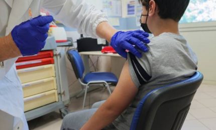 Vaccinazione anti-Covid ai bambini: se la variante Omicron prender&agrave; piede gli faranno una seconda vaccinazione?