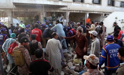 Karachi (Pakistan), bolla di gas sotto il pavimento di una banca esplode provocando 12 morti e una decina di feriti