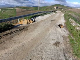 A Monreale agricoltori bloccati dalle strade dissestate. Impossibile portare mangimi e foraggi agli allevamenti