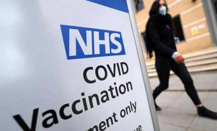 Covid: possibile che più aumentano i vaccini, più crescono i contagi? Nel Regno Unito è così