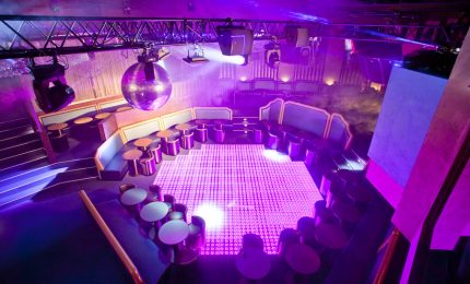 Discoteche chiuse ma file chilometriche per i tamponi e ressa negli uffici postali