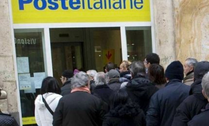 Palermo, davanti l'Ufficio Postale una bella folla di persone in attesa, sfidando la variante Omicron.../ SERALE