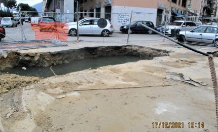 Palermo: perché non utilizzare la merda di piazza della Pace per ricoprire le buche delle strade della città?