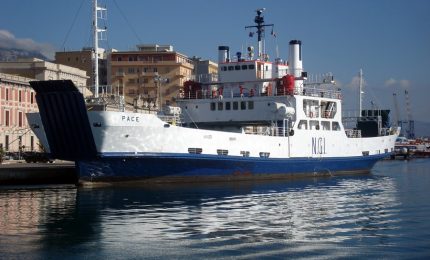 Il portellone della nave Pace ha deciso di prendere un bagno nel porto di Trapani p'arrifriscarisi anticchia...
