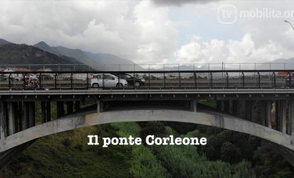 Antudo piazza uno striscione sul traballante ponte Corleone di Palermo per denunciare i possibili pericoli