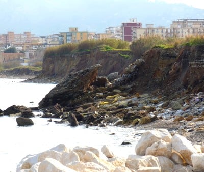 A Sant'Erasmo i detriti del 'Sacco di Palermo' (plastica compresa) stanno finendo in mare. La farsa del Parco di Acqua dei Corsari