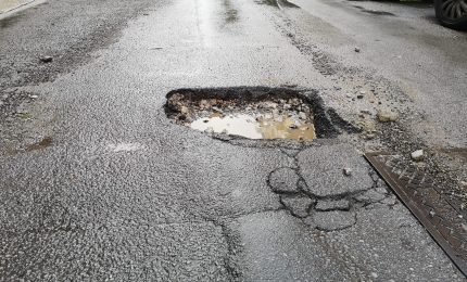 Nelle strade di Palermo abbandonate (complici le piogge) si aprono anche le voragini