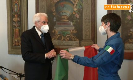 Mattarella consegna a Cristoforetti Tricolore che andr&agrave; nello spazio
