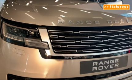 Lusso e tecnologia, la nuova Range Rover esposta al Maxxi di Roma