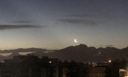 L'alba a Palermo con la luna e la stella del mattino