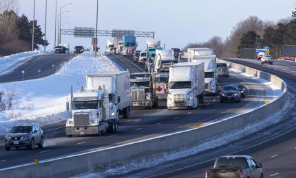 La grande protesta di 50 mila camion in Canada contro il vaccino anti-Covid obbligatorio: il Governo del Paese in fuga