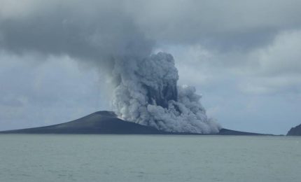 Nell'arcipelago della Tonga esplode un vulcano sottomarino provocando uno tsunami (VIDEO)