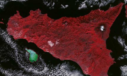 Esplosione nelle isole Tonga: e se dovesse nascere un nuovo vulcano nel Canale di Sicilia? I pockmark e i possibili maremoti