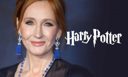 Si torna a bruciare i libri: tocca ai testi di J.K. Rowling, l’autrice di Harry Potter invisa ai transgender