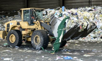 Domenica a Palermo tra 'polvere di munnizza', autocompattatori, camionette e trattori nelle via della città