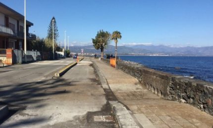 Decine e decine di milioni di euro a palate per combattere l'erosione delle spiagge tra ombre e qualche inchiesta penale come a Riposto...