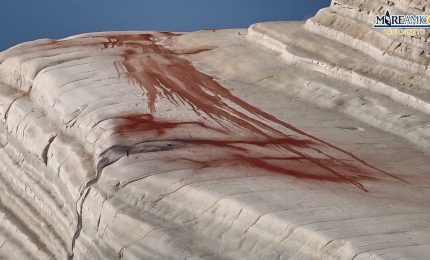 Come si può imbrattare Scala dei Turchi? Eppure l'hanno fatto (VIDEO di Mareamico Agrigento)