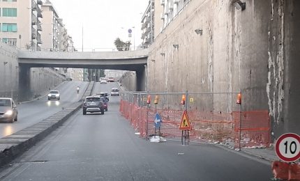 Palermo, incidente nel sottopasso di via Crispi coinvolte cinque auto: una buca ha fatto esplodere una gomma