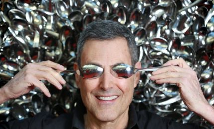 Uri Geller sostiene che l'oggetto celeste scoperto in questi giorni dagli astrofisici australiani annunci un imminente invasione aliena...